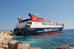 Traghetto isola Alonissos: essendo abbastanza vicina alla terraferma ci sobo ottimi collegamenti di mare con la Grecia, le altre Sporadi settentrionali e le altre isole dell' Egeo - © ...