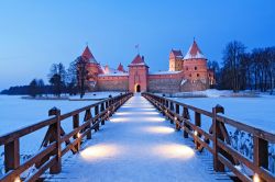 Il Castello di Trakai, costruito su di un'isola, in inverno viene ricoperto dalla neve ed il lago Galve, in Lituania, ghiaccia ed i nteroria si può raggiungere il castello a piedi ...