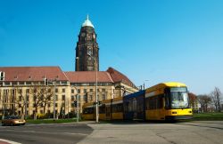 Tram in centro a Dresda, il trasporto pubblico (metro compresa) è molto efficiente a Dresda (Sassonia) come del resto in tutta la Germania - © Nata Sdobnikova / Shutterstock.com
