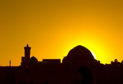 Il tramonto osservato dal centro storico Bukhara, in Uzbekistan. La bella cittadina sulla Via della Seta vanta un centro storico con oltre 140 edifici monumentali, e di fatto è chiamata ...
