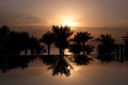 Tramonto su di una infinity pool di un Hotel a Sharm el Sheikh. Siamo sul Mar Rosso settentrionale in Egitto - © Lyubov Timofeyeva / Shutterstock.com