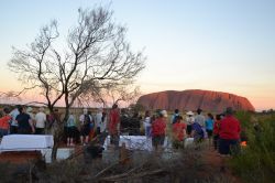 Turisti contemplano al tramonto Ayers Rock in Australia - Oltre al tradizionale aperitivo al tramonto, una delle esperienze più belle che si possa compiere ad Uluru è la cena denominata ...