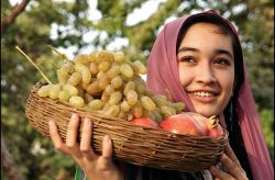 Una ragazza uzbeka con una cesta di frutta dell'Uzbekistan  -  Foto di Giulio Badini