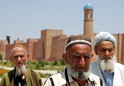 Uzbekistan uomini con copricapo -  Foto di Giulio Badini