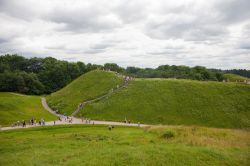 Valle di Pajauta e le colline archeologiche di Kernave, Lituania: in epoca remota, i terrapieni servivano per scopi difensivi. Su molti di essi sorgevano delle fortificazioni che dovevano difendere ...