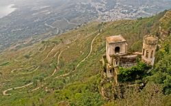 L'antica Torretta Pepoli prima del restauro ad Erice, provincia di Trapani, Sicilia- © Alberto Zornetta / Shutterstock.com