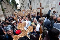 La Via Crucis a Gerusalemme (Israele) per celebrare il Venerdì Santo, con migliaia di fedeli in processione lungo la Via Dolorosa. Lungo la strada della Città Vecchia - che secondo ...