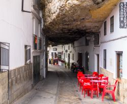 Strade che diventano grotte a Setenil de las Bodegas, in Andalusia - © Pabkov / Shutterstock.com 