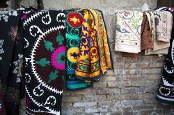 Via del centro di Bukhara in Uzbekistan, con esposti dei tessuti artigianali  - © Enrico01 / Shutterstock.com