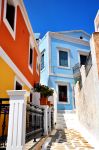 Via centro di Symi, tra case colorate e cieli blu cobalto della Grecia insulare - © Ulyana Khorunzha / Shutterstock.com