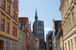 Via centrale di Stralsund con sullo sfondo la Nikolaikirche. Siamo nel land del Maclemburgo-Pomerania nel nord della Germania, lungo le coste del Mar Baltico - © Andreas Juergensmeier / ...