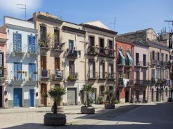 Via e case tipiche nel centro di Cagliari, il capoluogo della regione Sardegna - © Andrzej Fryda / shutterstock.com