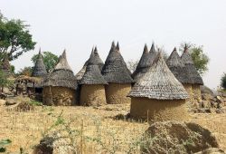 Villaggio nel Camerun: siamo nella savana africana - Foto di Giulio Badini / I Viaggi di Maurizio Levi