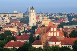 Vilnius all'alba:il panorama del centro storico ...