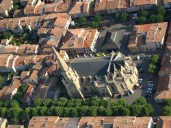 Vista aerea della grande Cattedrale di Mirepoix, dipartimento dell'Ariege, in Francia - © Tourisme de Mirepoix