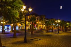 Vita notturna ad Hurghada, la famosa località del Mar Rosso (Egitto). In alta stagione le strade si riempiono di turisti e i locali come ristoranti, bar e discoteche si riempiono fino ...