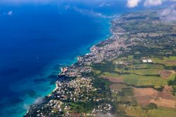 Volo in arrivo a Barbados: l'aereo sta per atterrare a Bridgetown, al Sir Grantley Adams International Airport (GAIA) - © Anton_Ivanov / Shutterstock.com