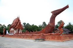 Scorcio su Wat Ban Na Muang, Ubon Ratchathani - A rendere caratteristico questo tempio buddhista è la singolare costruzione a forma di imbarcazione che imponente e maestosa si staglia ...