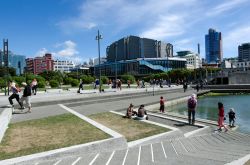 Il Wellington Waterfront, Nuova Zelanda, non è un semplice lungomare: passeggiate, parchi, fontane e intrattenimenti di vario genere ne fanno un luogo di relax, cultura e divertimento, ...