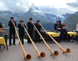 Zermatt, suonatori di corno durante le celebrazioni per l'anniversario della scalata del Monte Cervino, qui chiamato come Matterhorn