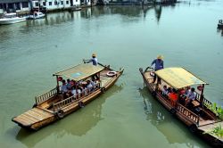 Zhouzhuang le barche sul fiume in Cina: Ci troviamo in pratica sul grande delta del Fiume Yangtze