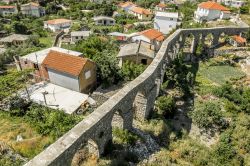 L'acquedotto di Bar, Montenegro, visto dall'alto. Ancora in buone condizioni, il lungo e possente acquedotto di Bar, è uno dei monumenti più visitati - © Anton Kudelin ...