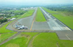 Vista aerea dell'aeroporto internazionale Juan Santamaria di San José, Costa Rica. Situato a una ventina di chilometri da San José, nella città di Alajuela, questo aeroporto ...
