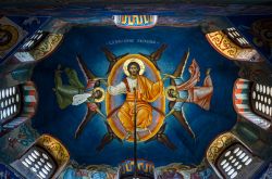 Affresco della cupola della chiesa di Tvrdosh nei pressi di Trebinje, Bosnia Erzegovina. Le raffigurazioni di Gesù e degli angeli sono un tipico esempio di dipinti cristiani nei Balcani ...
