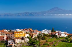 Il paese di Agulo (La Gomera, Canarie) e, sullo sfondo, la sagoma di Tenerife con il vulcano Teide che domina l'isola.
