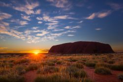 Alba magica sul monolite di Uluru - Ayers Rock in Australia - © Maurizio De Mattei / Shutterstock.com
