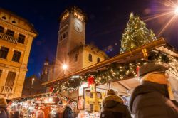 Tra i momenti più attesi dei mercatini di Natale ad Asiago, la cerimonia con cui ogni anno inaugura la stagione invernale, in uno sfavillio di luci e colori: l’accensione del grande ...