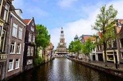 La magia dei canali olandesi con Alkmaar - Guardando quest'immagine non possono che colpire le abitazioni, così vicine al flusso d'acqua che sembrano quasi galleggiare. Ecco perché ...