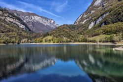 Alpi e lago di Tenno in Trentino - © Luca Giubertoni / Shutterstock.com