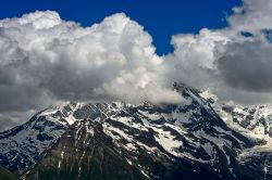Alpi francesi con le nuvole: una bella veduta da Saint-Gervais-les-Bains, Alta Savoia.

