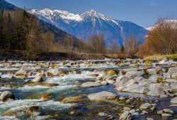 Alta val Rendena, il fiume Sarca fotografato nei pressi di Pinzolo in Trentino - © photoff/ Shutterstock.com