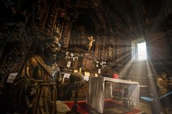 Altare e statue nella chiesa di Marialva, Portogallo - © Susana Luzir / Shutterstock.com