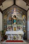 L'altare laterale con Maria e il bambino nella chiesa di Santa Maria a Galway, Irlanda. La scultura ha come sfondo un bellissimo mosaico con immagini di religiosi, una nave nell'oceano ...
