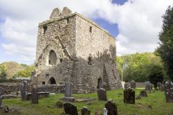 L'antica chiesa del Sito Monastico nel villaggio di Aghaviller, contea di Kilkenny, Irlanda. A circondarla c'è un vecchio cimitero con lapidi in pietra.
