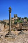 Antica gogna fra le rovine di Marialva, Portogallo: interamente in granito, questo palo della gogna risale al XV° secolo.

