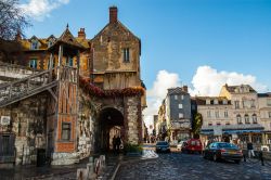 Antica strada medievale a Honfleur nel dipartimento del Calvados nella regione della Bassa Normandia - © Meiqianbao / Shutterstock.com