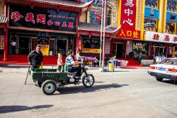 Un anziano signore attraversa una strada nel centro di Urumqi, Cina - © Baiterek Media / Shutterstock.com