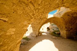 Archi di pietra al castello di Karak, Giordania. L'antica roccaforte dei crociati ospita al suo interno un vero e proprio labirinto di archi in pietra e cuniculi senza fine - © Anton_Ivanov ...