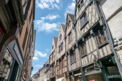 Architettura a graticcio per le case del centro storico di Bourges, cittadina medievale dello Cher (Francia) - © Omaly Darcia / Shutterstock.com