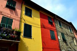 L'architettura colorata di Brugnato, La Spezia, Italia. A impreziosire le facciate degli edifici sono fiori e piante.




