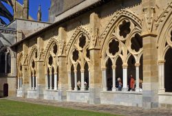 Architettura del chiostro di Santa Maria, cattedrale di Bayonne, Aquitania (Francia). Patrimonio Mondiale Unesco, si trova sul Cammino di Compostela - © Pecold / Shutterstock.com