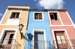Architettura nella città storica di Orihuela, Spagna. Tinte pastello colorano le facciate di questi palazzi che si affacciano nel centro cittadino