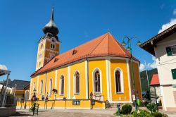Architettura religiosa nel centro di Schladming: la chiesa cattolica con la facciata color ocra e il campanile a bulbo.
