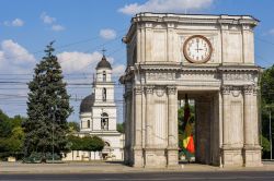 L'arco di Trionfo in Great National Assembly Square a  Chisinau, Moldavia. Un tempo chiamato Porte Sante e poi Arco della Vittoria, questo monumento architettonico è stato eretto ...