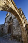 Arco e antica chiesa nel centro di Marzamemi, Sicilia - Passeggiando per il borgo pedonale di Marzamemi si possono ammirare splendidi elementi architettonici di epoche passate © Angelo ...