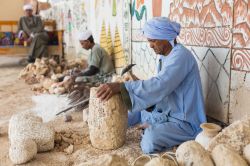 Artigiani lavorano l'alabastro in un negozio di souvenir a Luxor, Egitto - © Curioso / Shutterstock.com